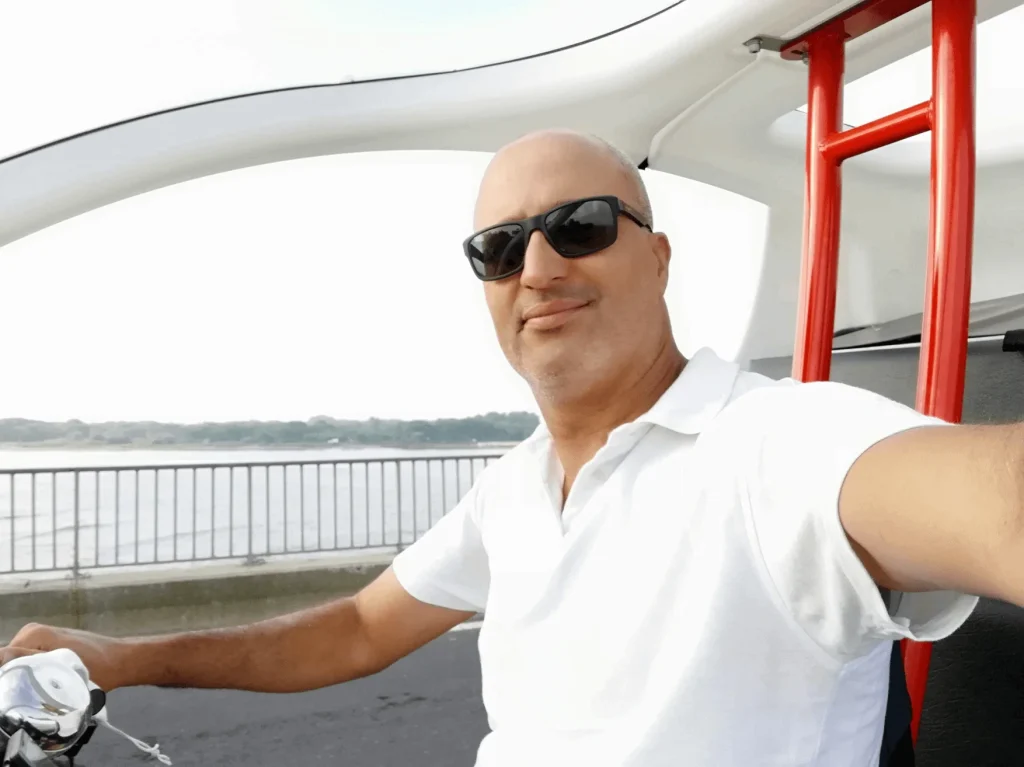 A bord du vélotaxi en plaine conduite