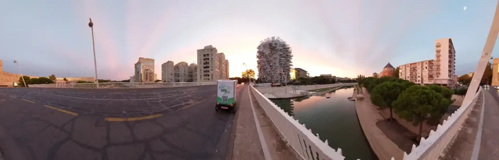 Piste cyclable bien aménagée dans le centre ville de Montpellier entre le lez et port Marianne