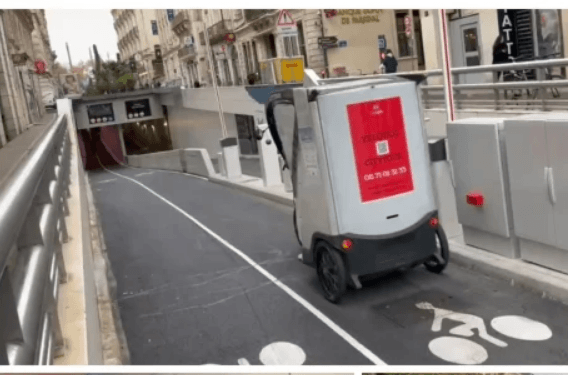 vélotaxi à l'entrée du tunnel de la comédie