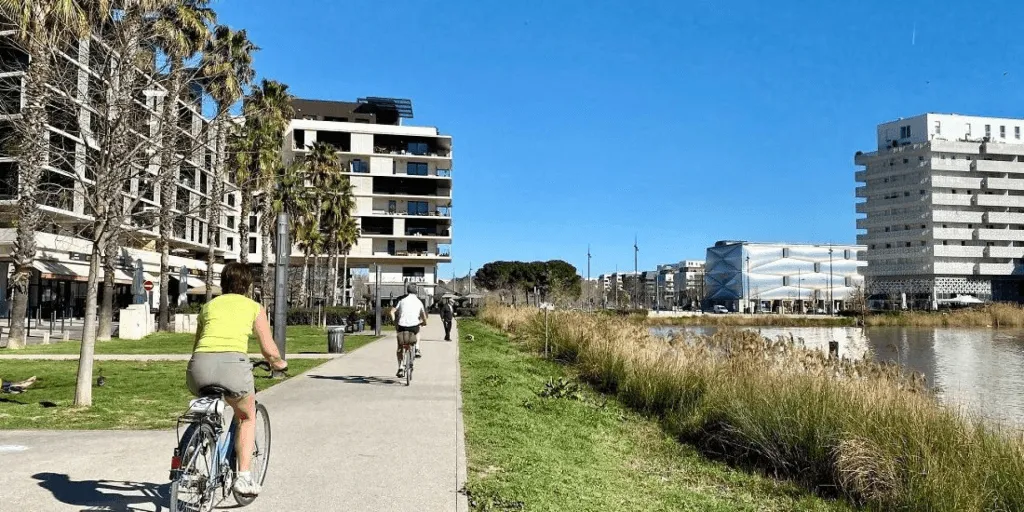 cyclistes sur une piste cyclable à Montpellier près du bassin Jacques Cœur