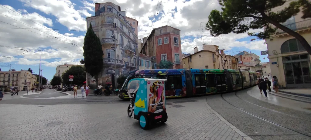 Vélotaxi publicitaire Skechers dans les rues de Montpellier